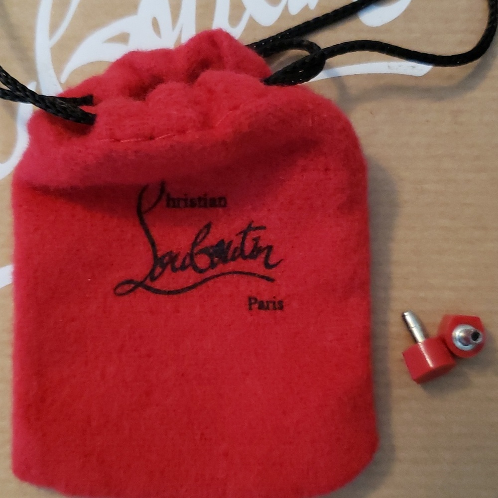 Christian Louboutin - Picture 7 of 8